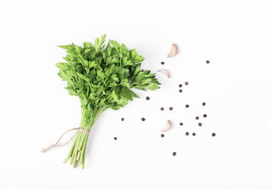 Otlar ve baharatlar beyaz arka plan üzerinde izole. Maydanoz, sarımsak ve biber. Yemek pişirmek için malzemeler. Düz yatıyordu. Üstten Görünüm.