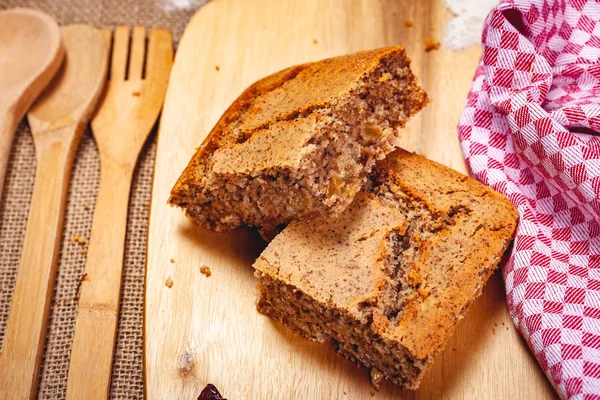 Dwie Kromki Ciasta Domowe Kaszka Manna Drewnianą Deską Krojenia Bliska — Zdjęcie stockowe