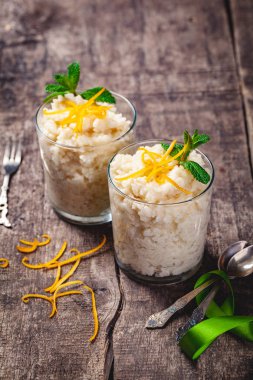 Sütlaç ahşap rustik masa üzerinde iki kadeh. Yakın çekim