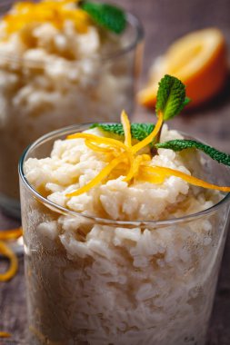 Ahşap rustik masa üzerinde bir cam sütlaç. Yakın çekim