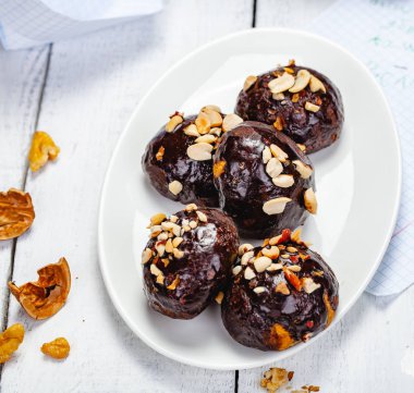 Çikolata sır ve ceviz ile tanımlama bilgisi toplar. Üstten görünüm. Yakın çekim