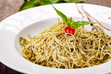 İtalyan makarna beyaz plaka üzerinde ev yapımı pesto soslu spagetti. Yakın çekim