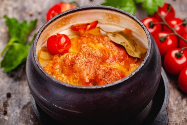 Güveç rosto sebze ve peynir ahşap rustik masa üzerinde domuz. Yakın çekim