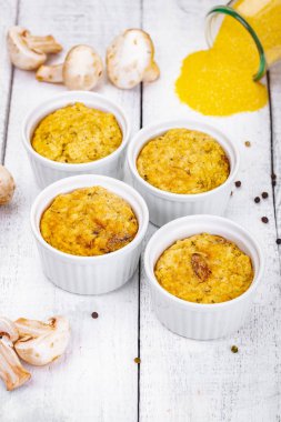Beyaz ramekin mantarlı polenta ahşap rustik masaya kase. Yakın çekim