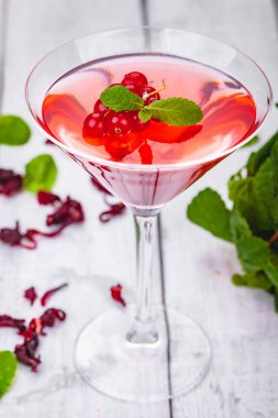 Martini cam ahşap arka plan üzerinde kırmızı kuş üzümü ile jöle. Yakın çekim