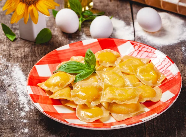 Ahşap rustik masa üzerinde ev yapımı kabak mantı. Yakın çekim