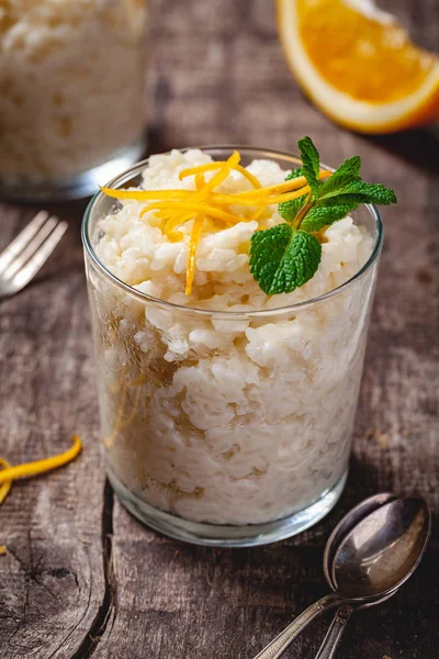 Ahşap rustik masa üzerinde bir cam sütlaç. Yakın çekim