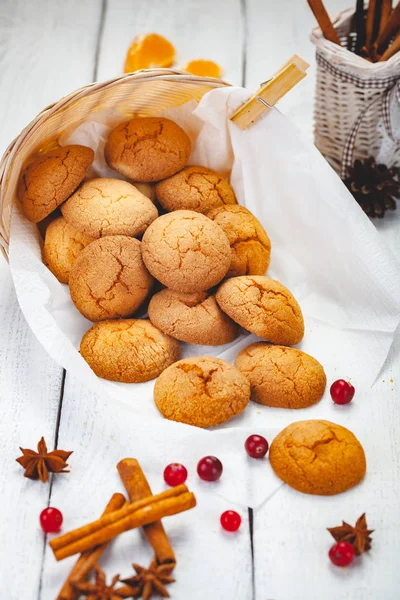 Ahşap rustik masa üzerinde ev yapımı mandalina kurabiye. Yakın çekim