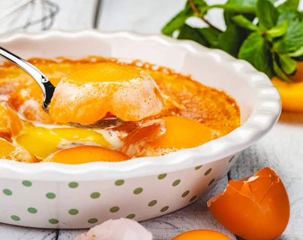 Şeftali Clafoutis seramik pasta tabak içinde. Yakın çekim