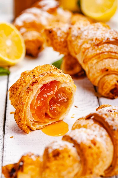 Limonlu kruvasanları Beyaz ahşap arka plan üzerinde reçel. Yakın çekim