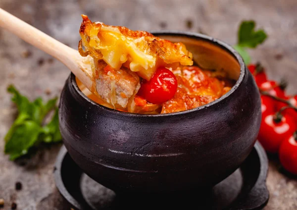 Rôti Porc Avec Légumes Fromage Sur Une Table Rustique Bois — Photo