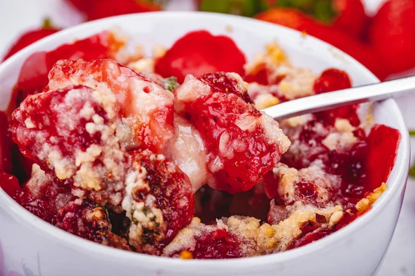 Crumble Fraise Tasse Sur Table Rustique Bois Gros Plan — Photo