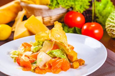 Sezar salatası somon beyaz plaka üzerinde