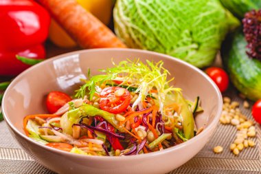 Çam fıstığı bej kase sebze salatası