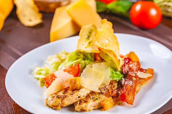 Caesar Salat Mit Speck Und Huhn Auf Weißem Teller — Stockfoto