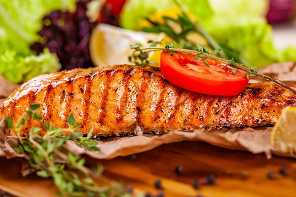 Salmón Parrilla Con Tomate Hierbas Sobre Tabla Madera —  Fotos de Stock