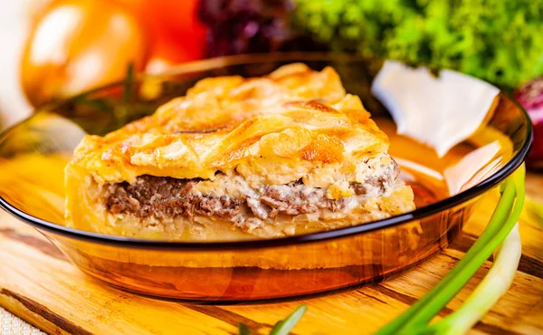 Vlees Pie Met Aardappel Glazen Kom — Stockfoto