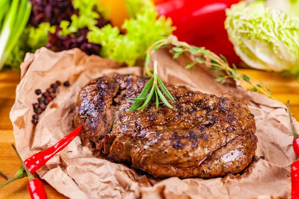 Carne Parrilla Con Especias Hierbas Sobre Tabla Madera — Foto de Stock