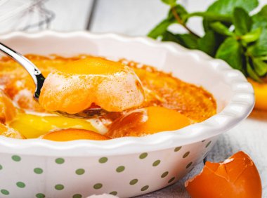 Şeftali Clafoutis seramik pasta tabak içinde. Yakın çekim