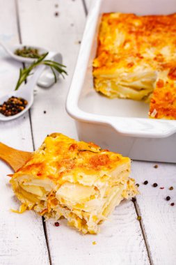 Patates graten ahşap rustik masa üzerinde. Yakın çekim