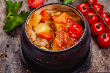 Güveç rosto sebze ve peynir ahşap rustik masa üzerinde domuz. Yakın çekim