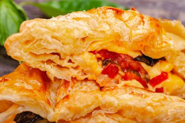 Puf böreği kiraz domates, mozzarella peyniri ve fesleğen ahşap rustik masa üzerinde. Yakın çekim