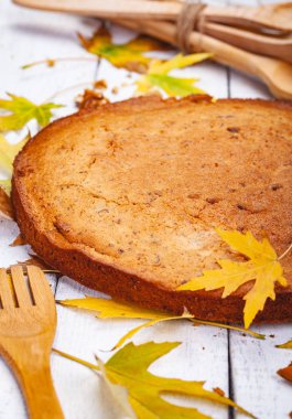İrmik pastası ceviz ve kuru üzüm ahşap rustik masa üzerinde kek veya kudret helvası. Yakın çekim