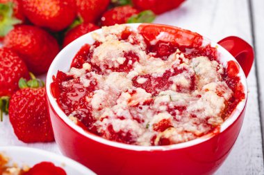 Çilekli kek Kupası ahşap rustik masa üzerinde. Yakın çekim