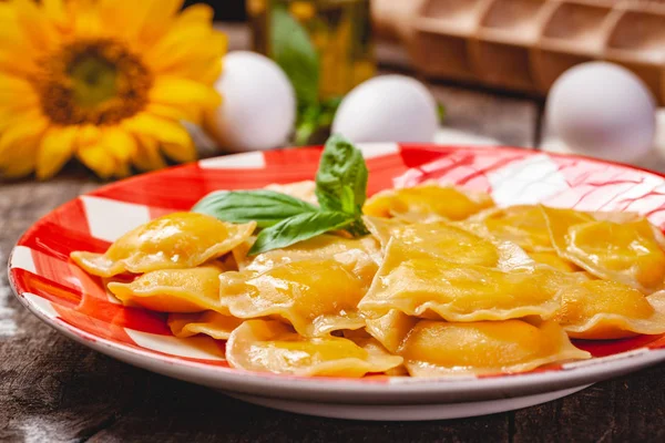 Ahşap rustik masa üzerinde ev yapımı kabak mantı. Yakın çekim