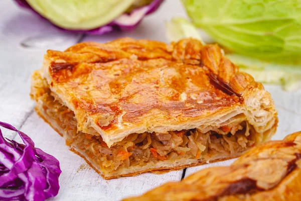 Ahşap rustik zemin üzerine ev yapımı lahana pasta. Yakın çekim