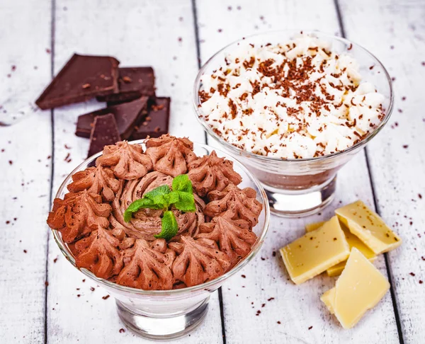 Mousse Cioccolato Fatta Casa Bicchieri Porzione Sfondo Legno Vicino — Foto Stock