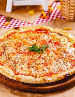 Domatesli İtalyan Pizza Margherita ve ahşap kesim tahtasında mozzarella peyniri. Kapat.