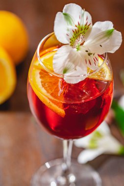 Çiçekle süslenmiş Aperol spreyi kokteyli. Kapat.