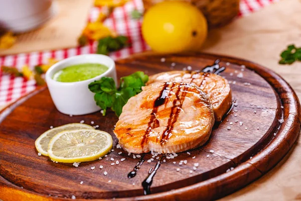 Filete Pescado Parrilla Servido Con Salsa Limón Sobre Tabla Cortar — Foto de Stock