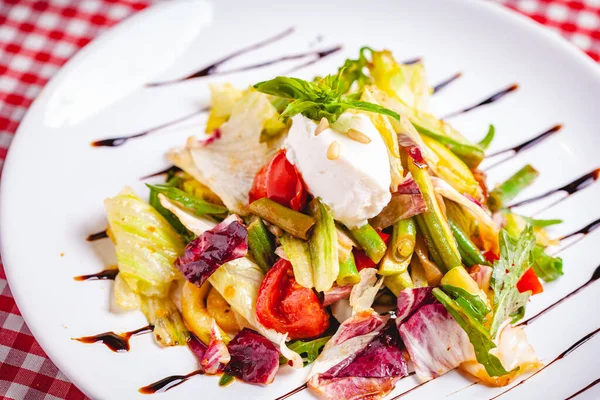 Salade Met Groene Bonen Tomaten Paprika Ricotta Kaas Gemengde Greens — Stockfoto