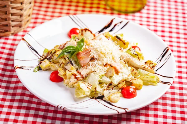 Cézár Saláta Csirkével Szalonnával Fehér Tálcán Közelről — Stock Fotó