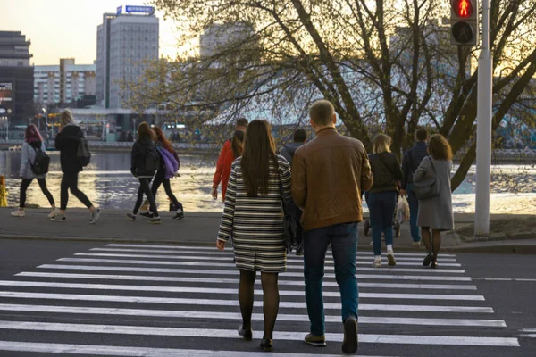 Yayalar için kırmızı trafik ışığı sinyal yaya geçidi yürümek. İnsanların arkasından yasaklayan trafik lambası sinyali karşıdan karşıya. Sokakta tehlikeli durum