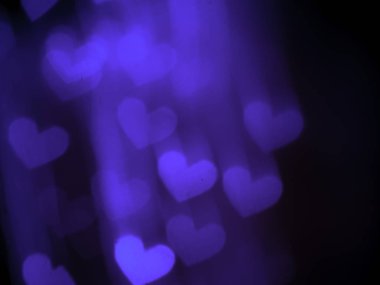 Bir kalp şeklinde bokeh parlak noktalar ile arka plan bulanık. Sevgililer günü tebrik kartı için güzel arka plan. Aşk tanımlamak için standart dışı renkler: Eflatun, menekşe, mor, pembe