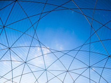 Kubbe gökyüzü çelik çubuklar. Ajur kubbe mavi bir arka plan üzerinde.