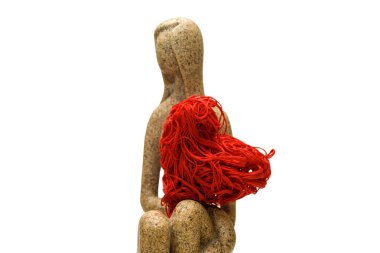 Kız heykelcik kırmızı dekoratif kalp tutar