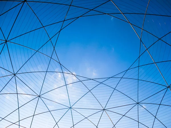 Kubbe gökyüzü çelik çubuklar. Ajur kubbe mavi bir arka plan üzerinde.