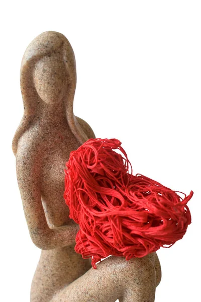 Kız heykelcik kırmızı dekoratif kalp tutar