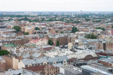 Riga eski binalar. Bir yükseklikten görüntüleyin. Arkasında birçok çatılar ve modern binalar vardır.