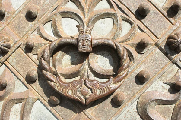 Kapı kolu Faun veya hiciv, metal dövme şeklinde