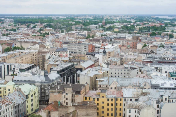 Riga eski binalar. Bir yükseklikten görüntüleyin. Arkasında birçok çatılar ve modern binalar vardır.