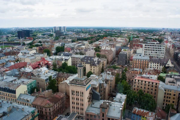 Riga eski binalar. Bir yükseklikten görüntüleyin. Arkasında birçok çatılar ve modern binalar vardır.