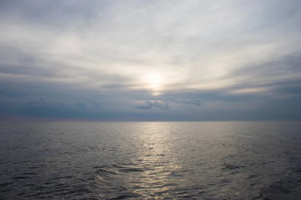 Güneşin Bulutların Altında Deniz Günbatımı Için Eğimli — Stok fotoğraf