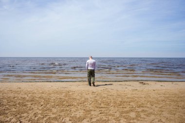 Bir adam bir tişört ve pantolon ile denizden sınırdaştır girer. Adam denize, ufuk, denizin ve dalgalar manzaranın gider. Soğuk deniz, yüz değil, ama sen-ebilmek yürümek