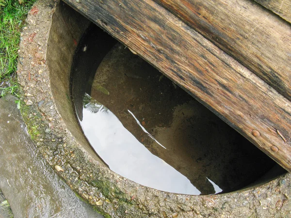 Een Echte Homemade Landelijke Natuurlijke Ondiepe Goed Met Vers Water — Stockfoto