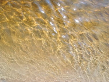 Su yüzeyinde parlama kırılan ve gölün dibinde güzel bir desen oluşturmak